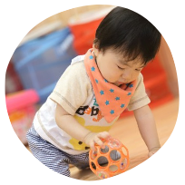 おもちゃで遊ぶ男児の様子