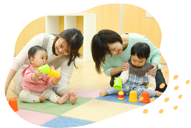 赤ちゃんと遊んでいる様子